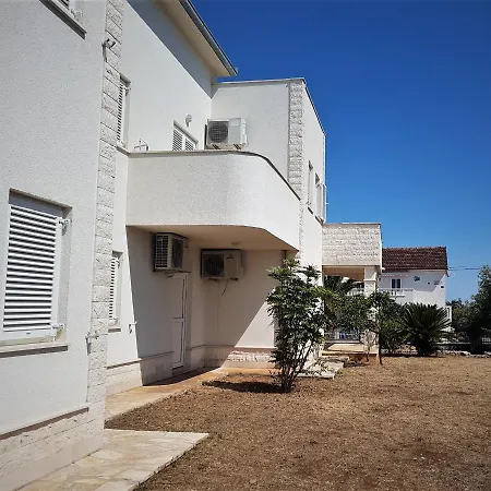 Vila Mali San דירה