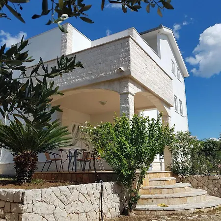 Vila Mali San טרוגיר